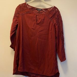 Burgundy quarter sleeve top.